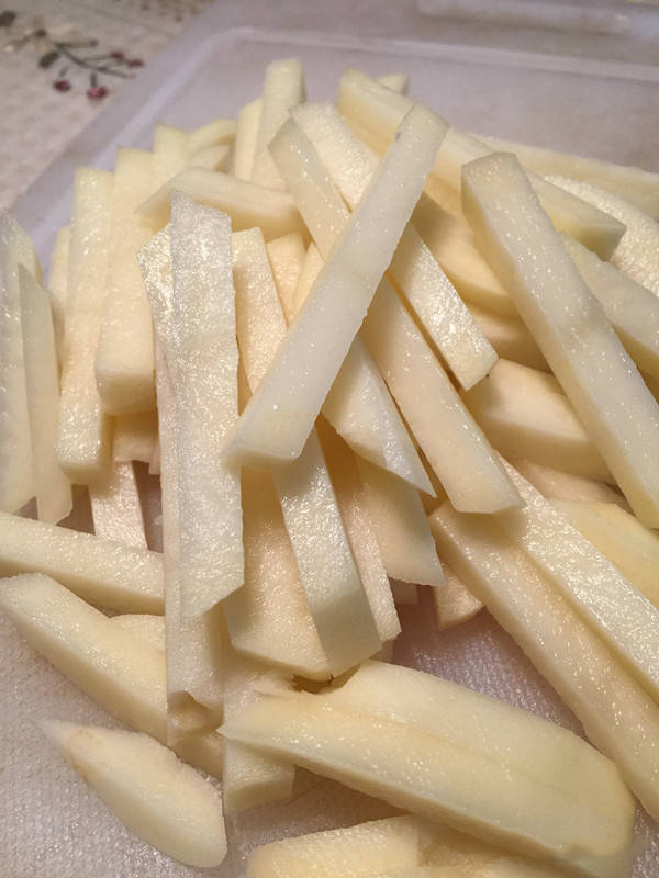 土豆去皮,洗净,切成方条.