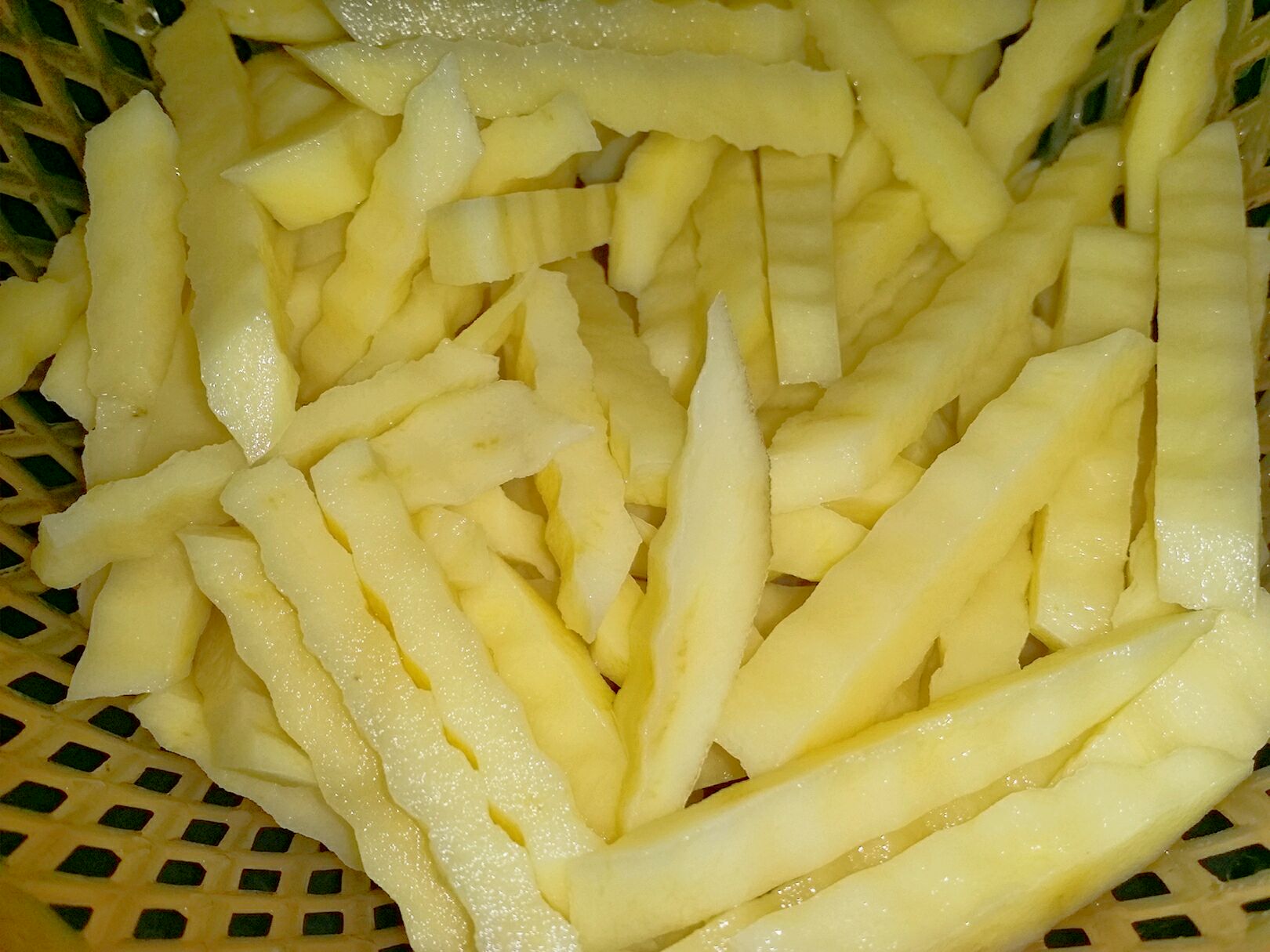 土豆刨皮,切成片,如果你有工具可以切成狼牙土豆条,土豆过水去除过多