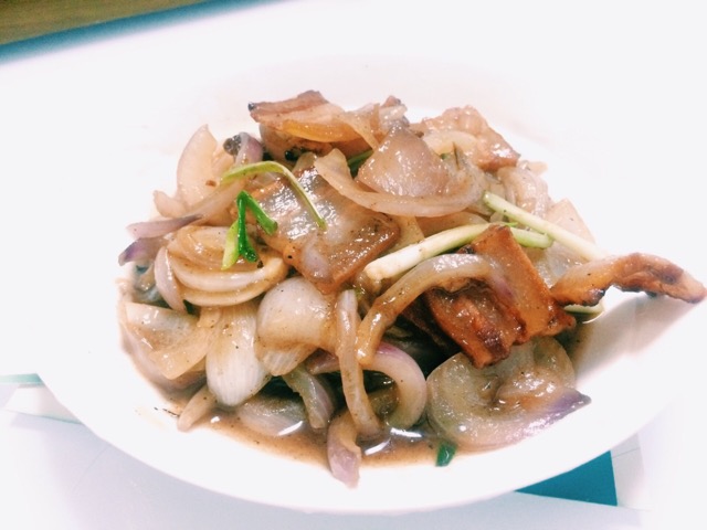 腊肉炒洋葱的做法