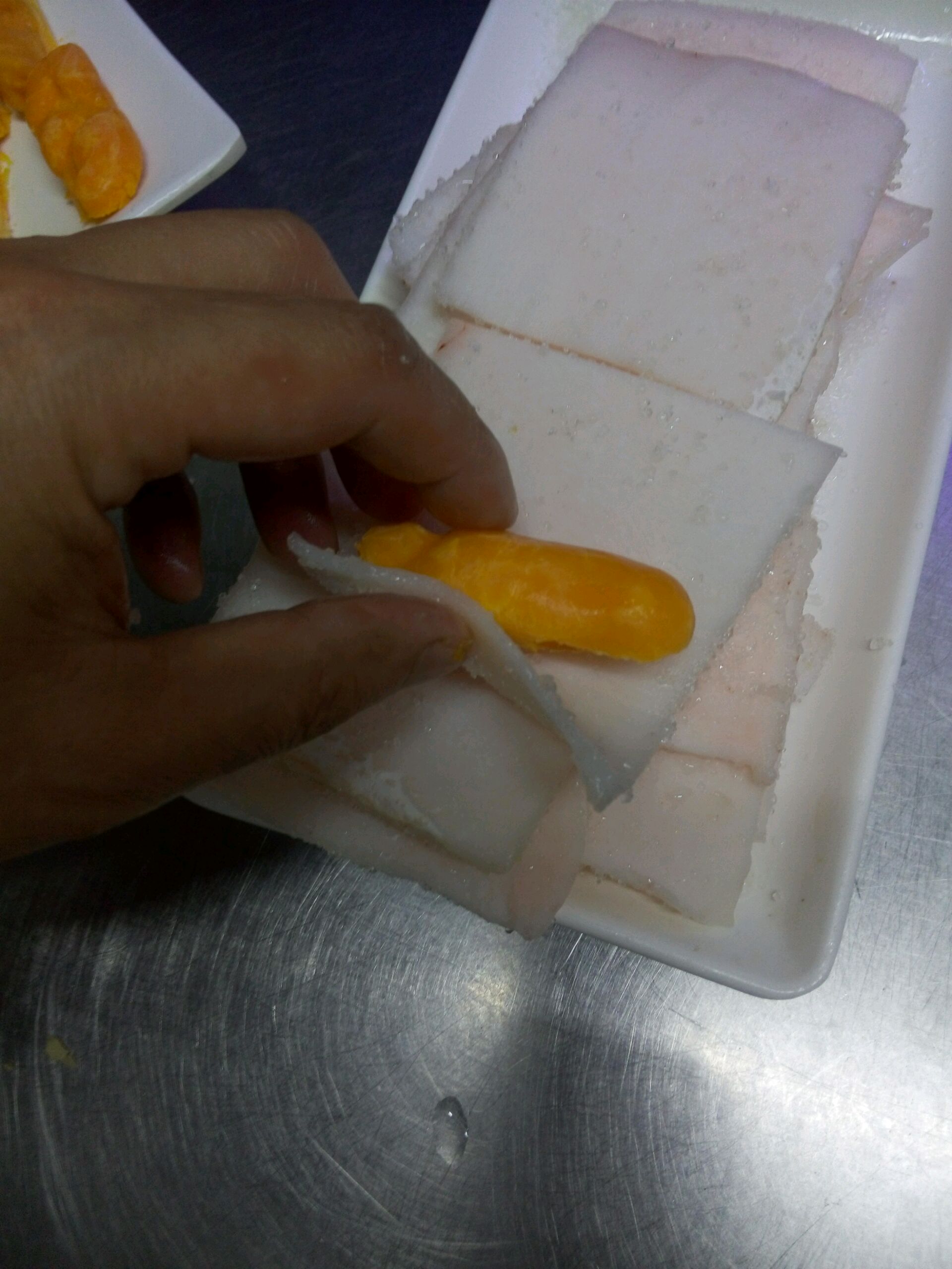 蛋黄和肥肉包葛起来,用手轻轻捏紧.