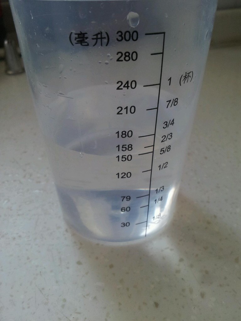 水150g(约150毫升)搅拌的时候觉得不够再添加.