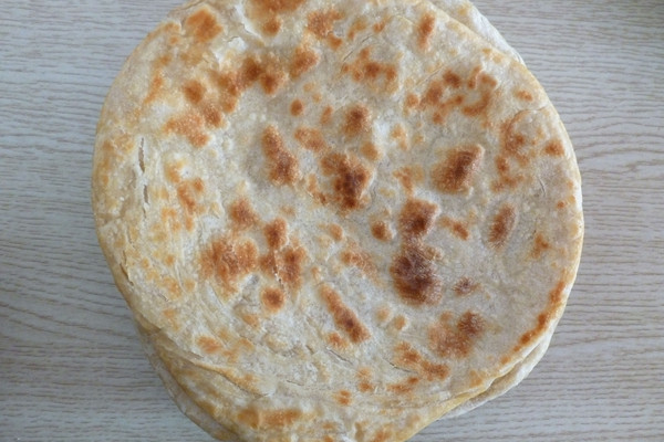 面粉加水和成团(烙饼面可稍软一些) 2.