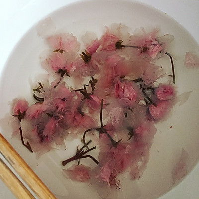 1.把盐渍樱花放进水里泡开,差不多一小时换一次水,换个两三次就行了