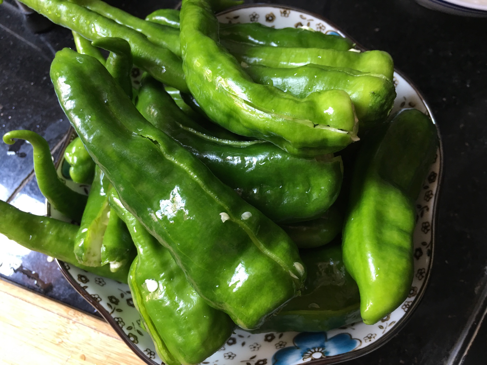 虎皮青椒怎么做好吃？大厨教你正确做法，不用油炸，开胃又下饭 - 知乎