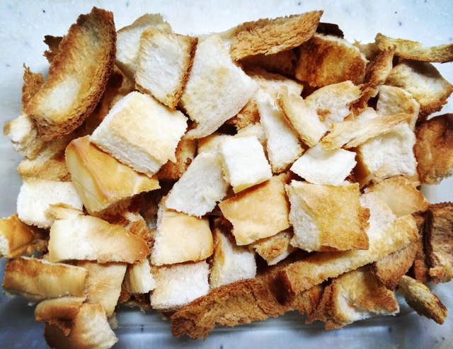 吐司边角料撕成块,烤箱200度10分钟