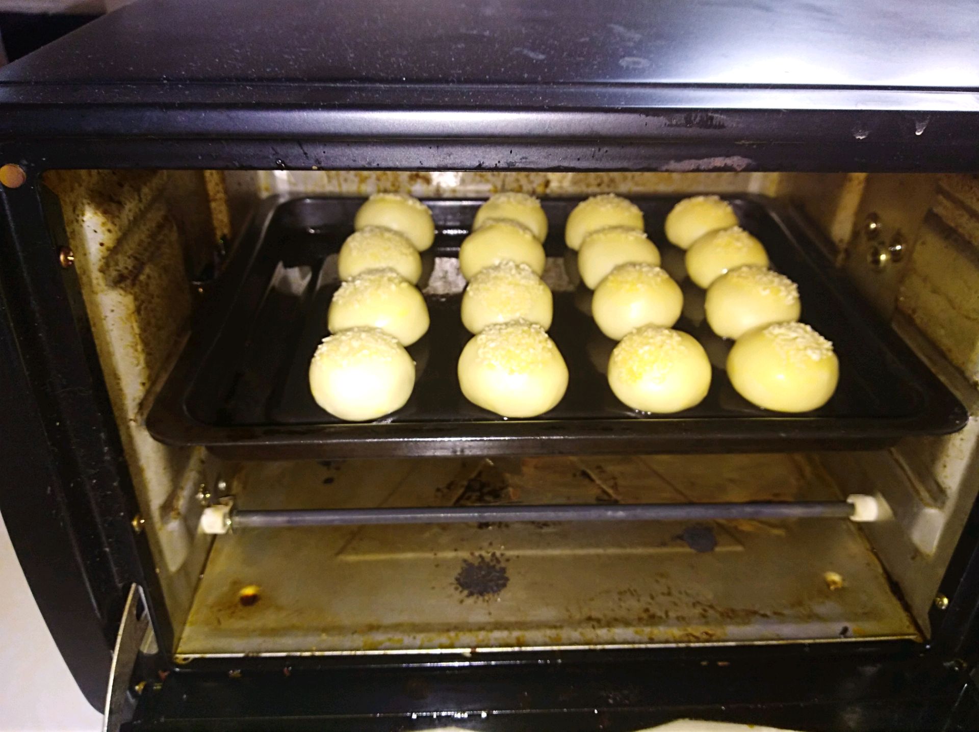 烤箱220度预热十分钟,上下火200度二十分钟烧饼变色.