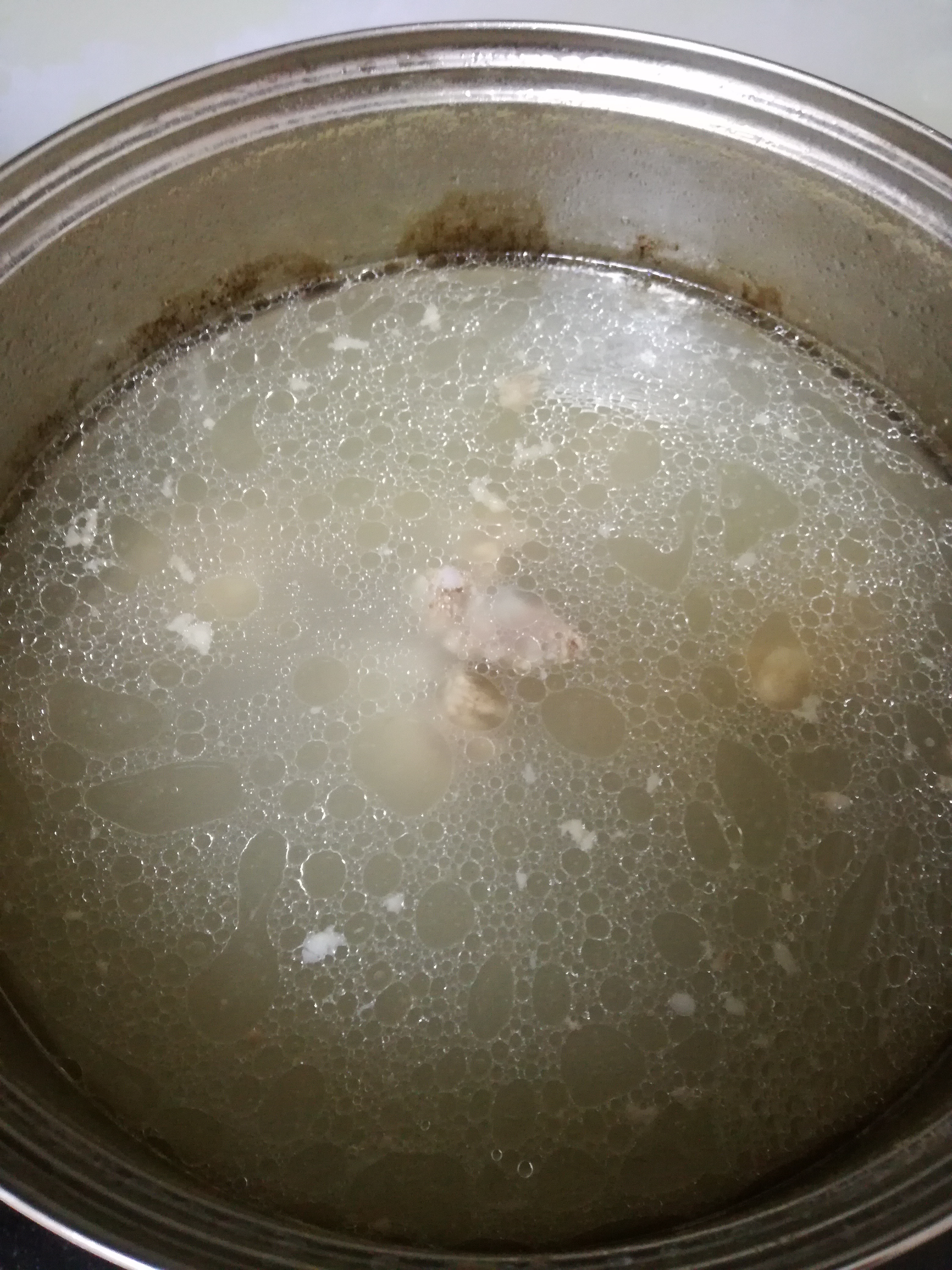 大骨棒熬汤,注意先焯水,再冷水熬制3到4小时.