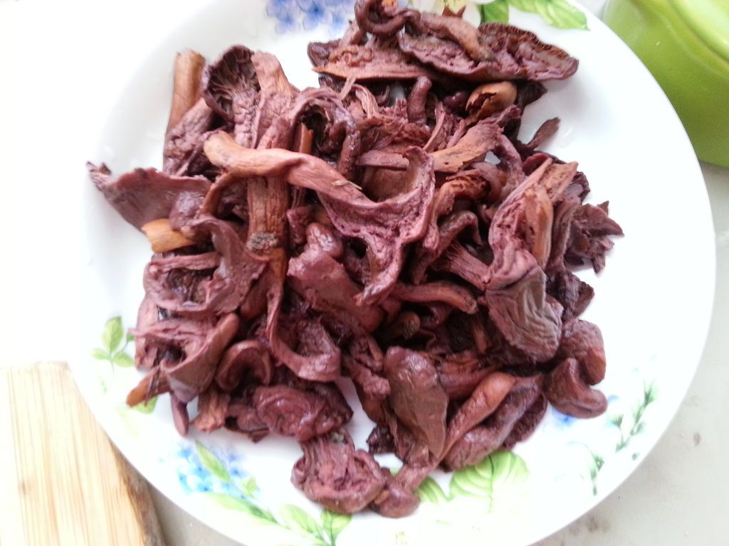 红蘑炖鸡肉