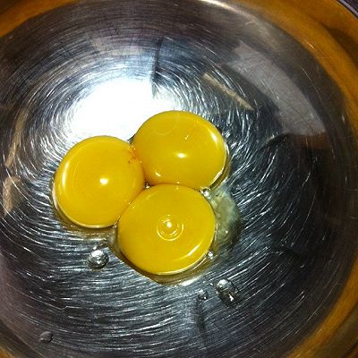 1.鸡蛋清和鸡蛋黄分离～记得盆都要无水无油