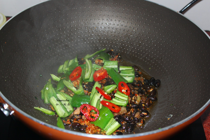 热锅,倒油,煸炒香豆豉,放入青辣椒,红辣椒,翻炒