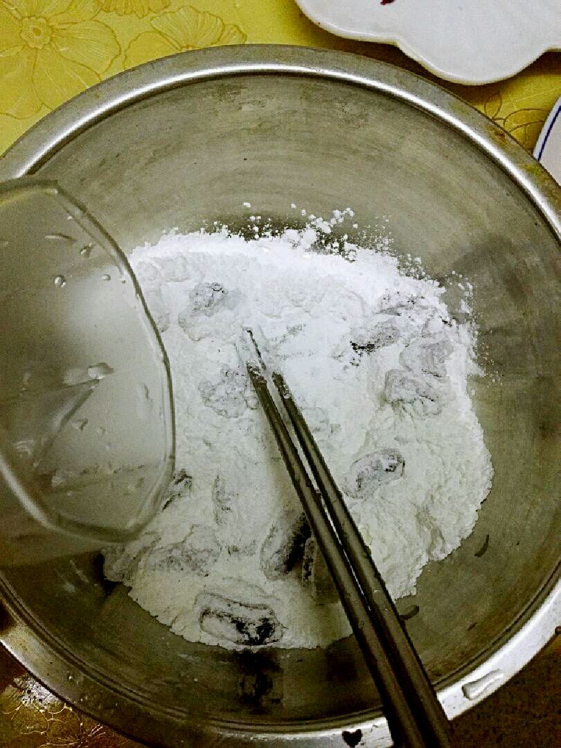 和紫薯面团有些干,加一点温水,边加边和面,南瓜有水份,和面时无需加水