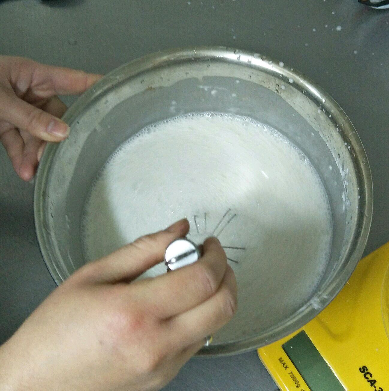 300g白糖加800g水拌溶,放进粘面粉,打均匀.厂家米粉v白糖图片