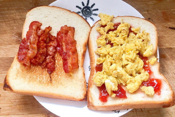 五分钟快手早餐-香煎培根鸡蛋面包(低脂健康版