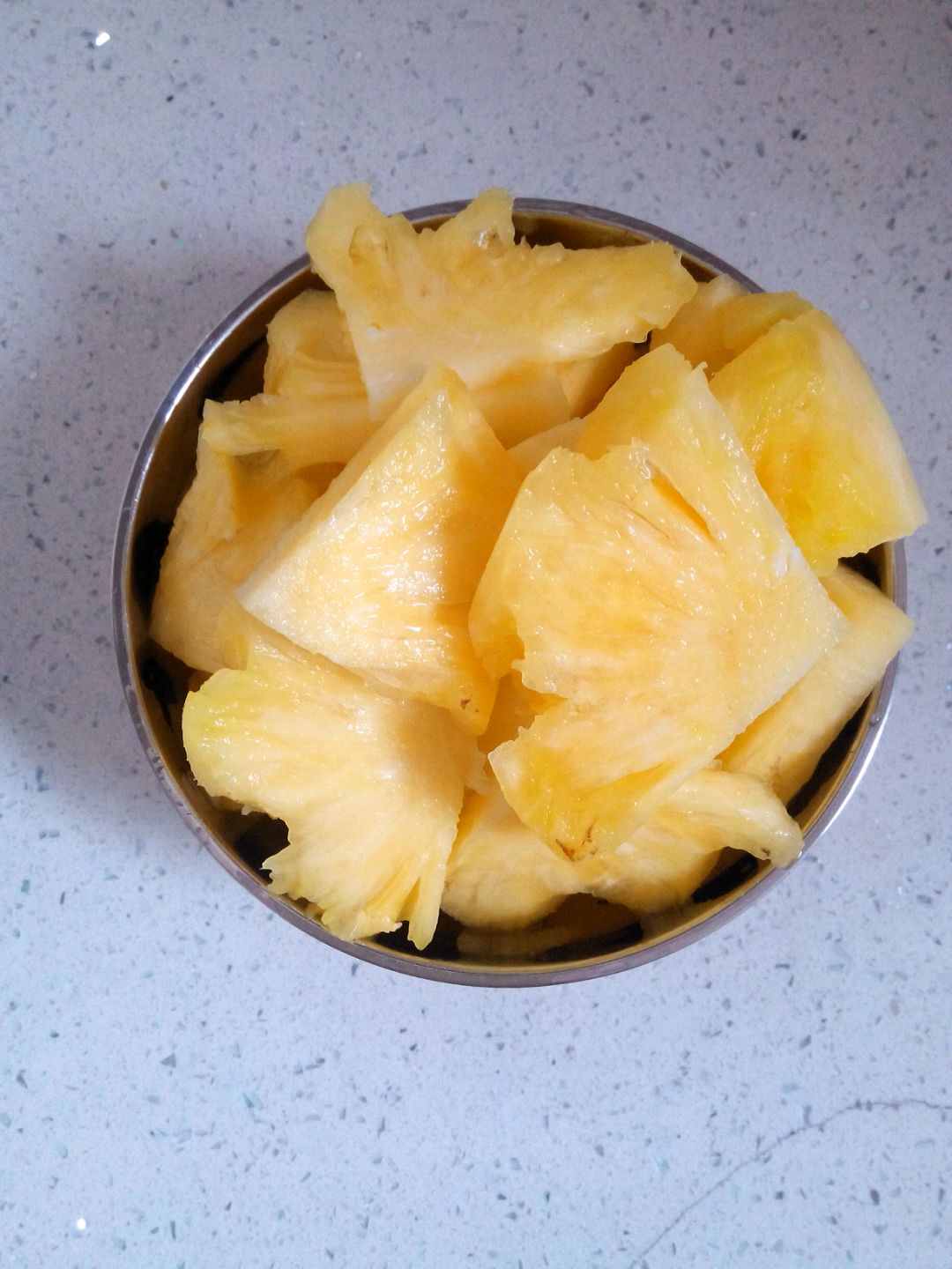 菠萝洗净切块