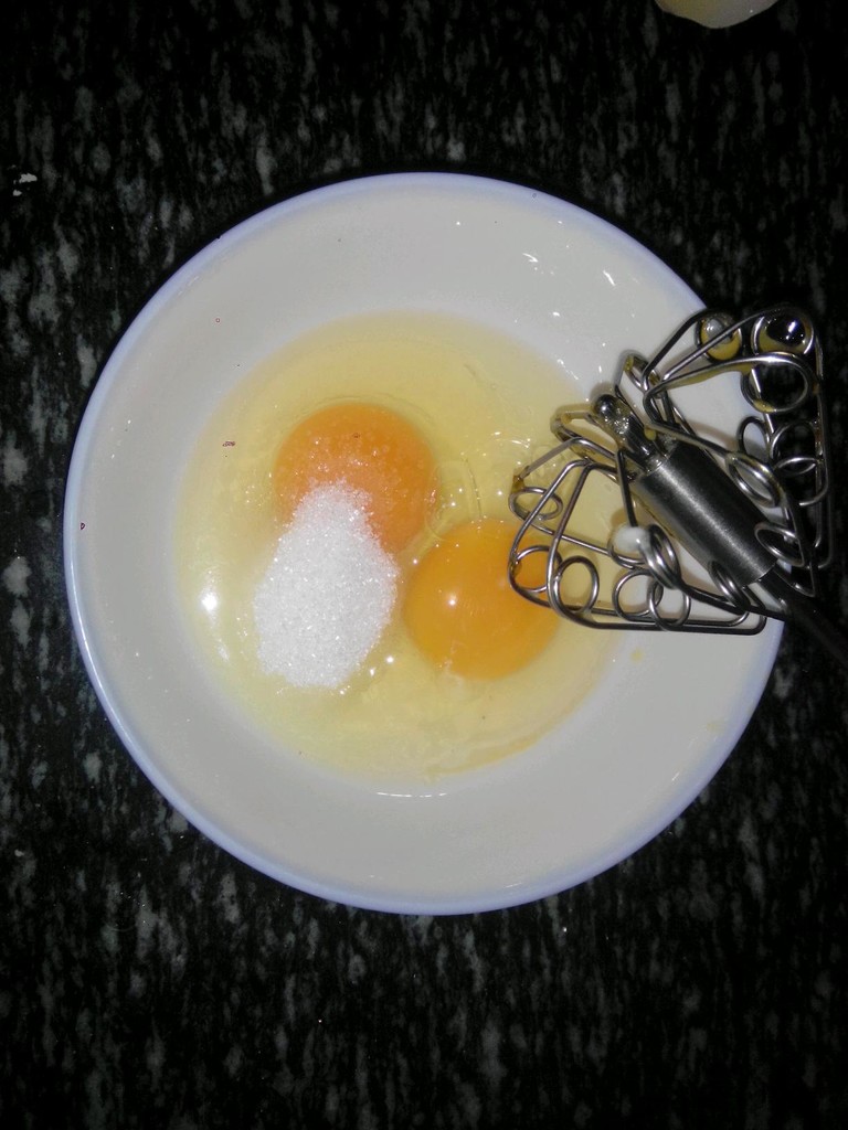 打入鸡蛋,加进白糖,(按自己口味)!
