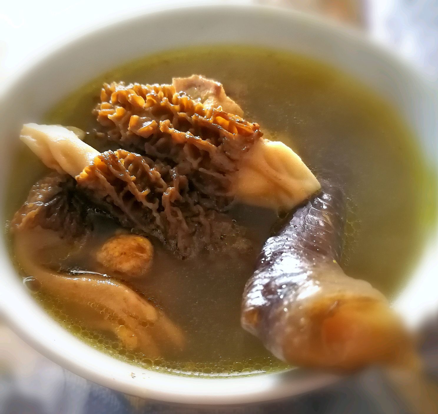 天气越来越冷，煲上这样一锅鸡肉菌菇汤，清淡鲜美，全身暖乎乎！ - 知乎