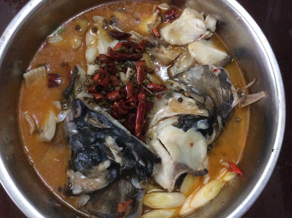 准备原料,片下鱼肉,鱼头鱼排分装备用 2.3.