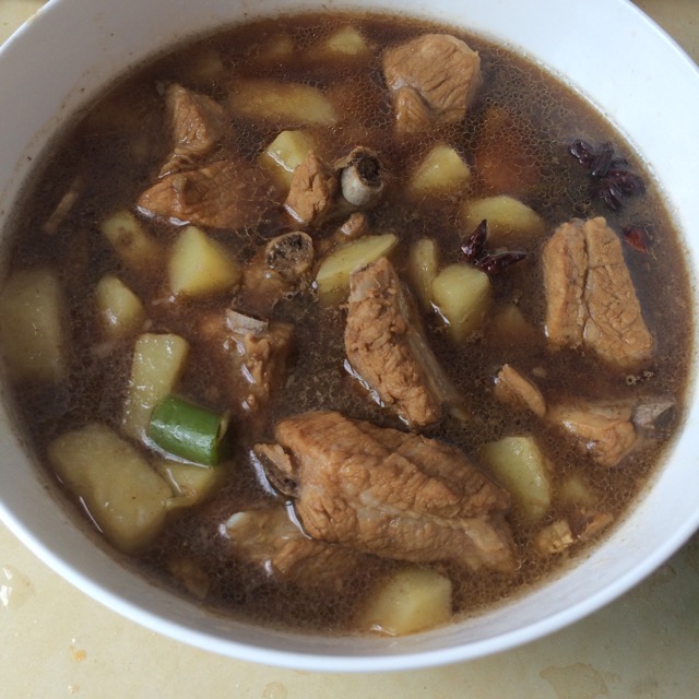 家常土豆炖排骨的做法