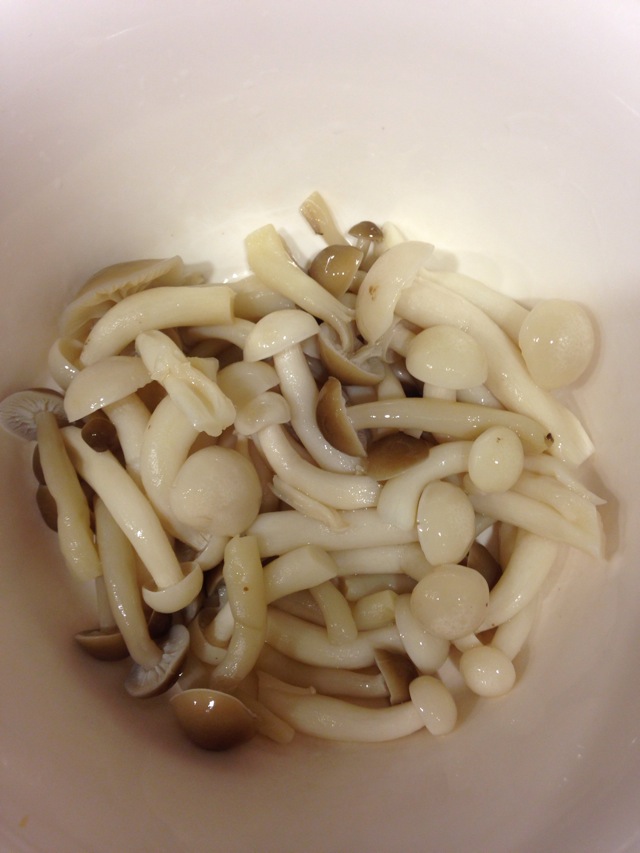 彩椒双菇沙拉 (蟹味菇 白玉菇)
