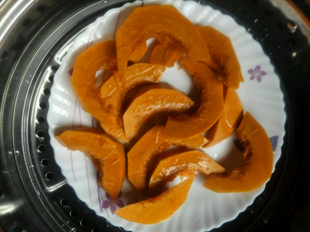 南瓜去皮切小块蒸熟用勺子弄成南瓜泥  鸡蛋加盐煮熟  加盐可预防
