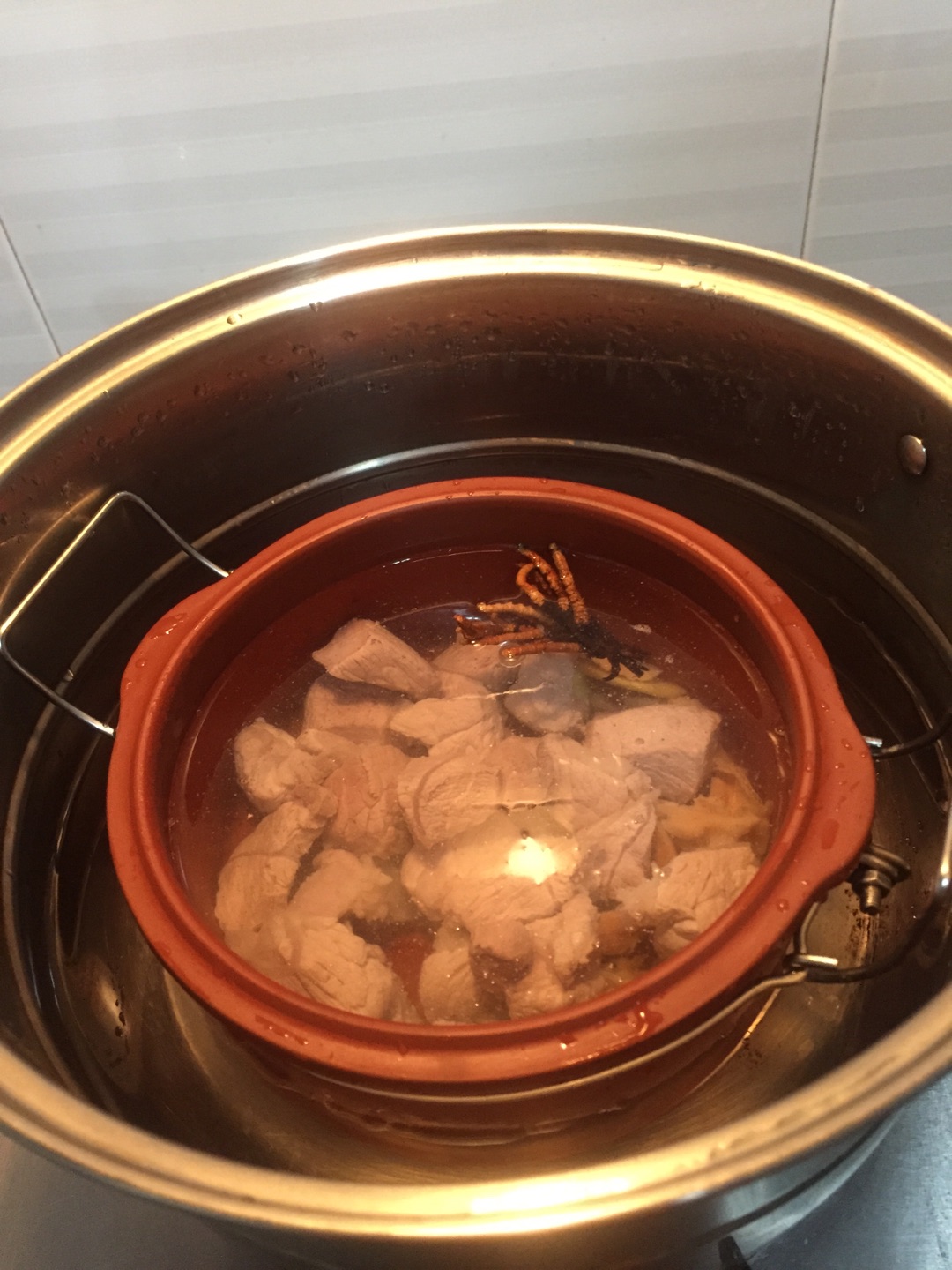 炖盅中适量纯净水,没过食材.隔水炖,大火5分钟后转小火煲4小时