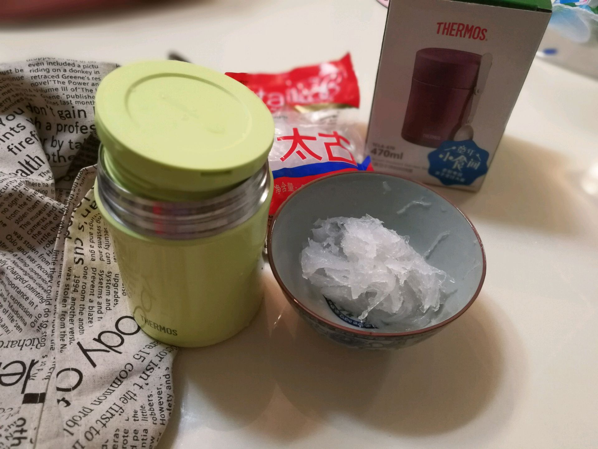 焖烧杯洗干净,倒入开水单焖两分钟,保持杯里热度