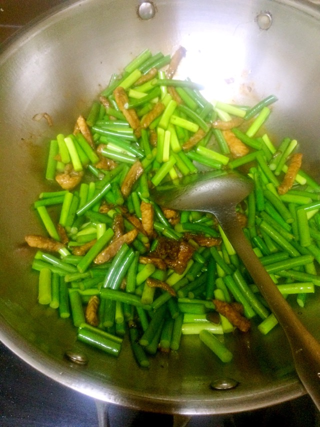 家常菜—肉炒蒜苔