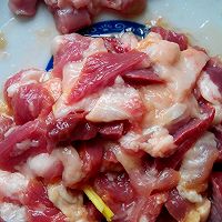 新鲜土家猪杂,洗净,切小块.加少许姜丝,少许花生油,适量食盐拌匀.
