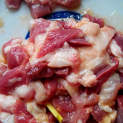 新鲜土家猪杂,洗净,切小块.加少许姜丝,少许花生油,适量食盐拌匀.