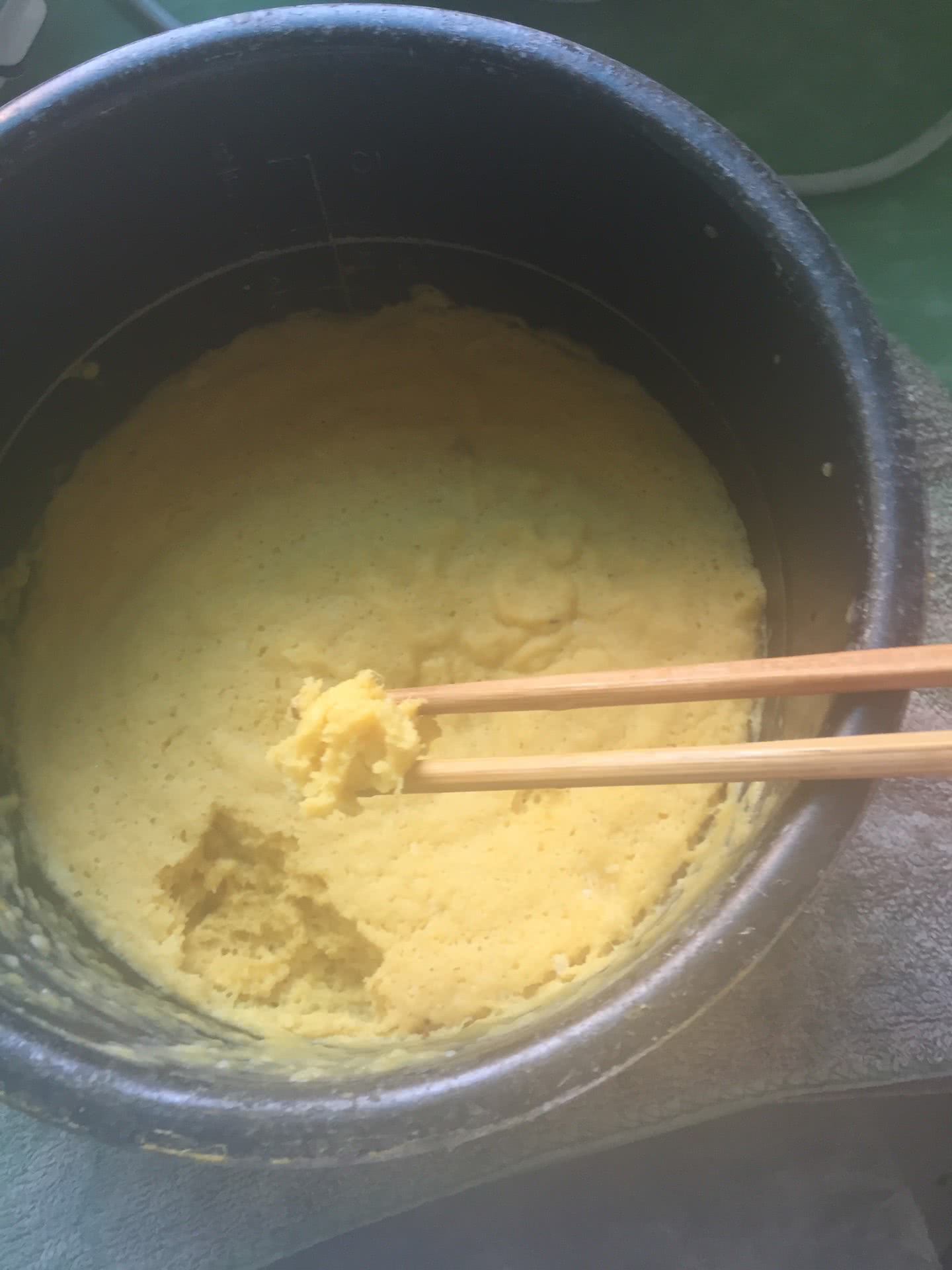 待电饭锅自动跳起,开锅用筷子试试,最上面的有没有熟透.