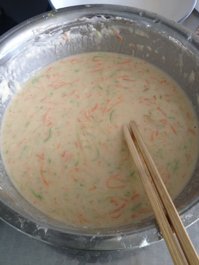 葫芦瓜菜饼的做法图解1_图解大全 1. 葫芦瓜与胡萝卜擦丝,和面与鸡蛋。加入适量水,盐,搅拌均匀,至面糊不粘筷子。
