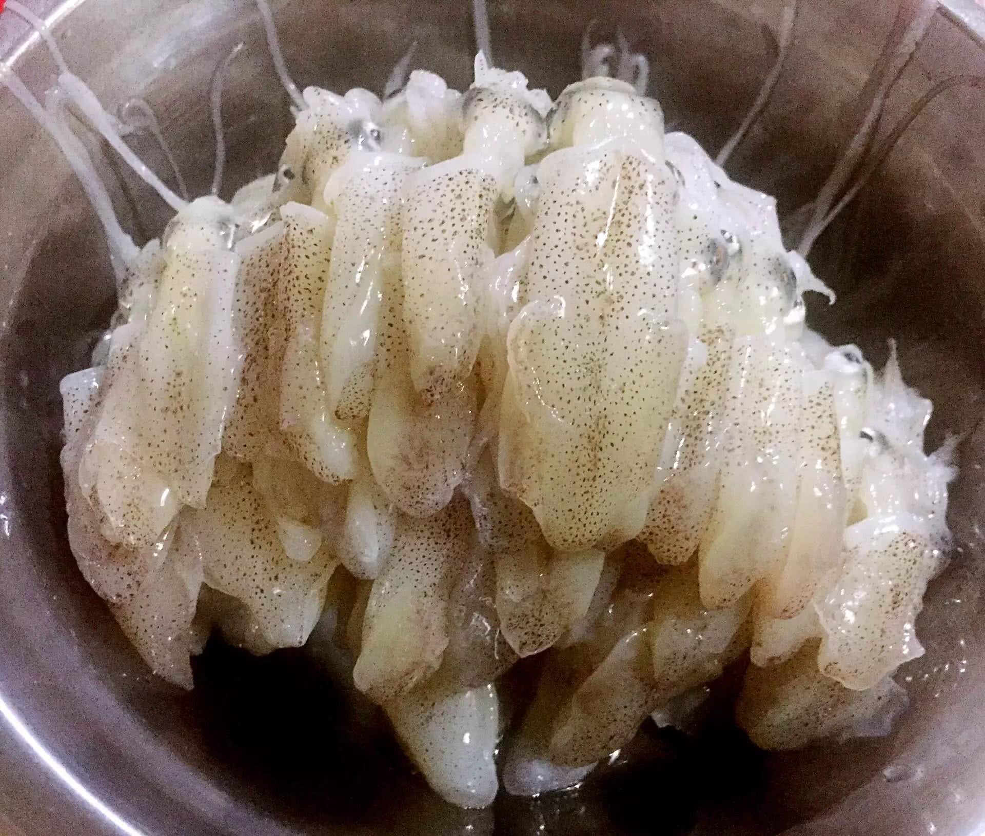 海兔清洗干净沥干水份取出海兔腹中的透明骨头