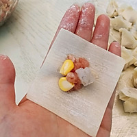 肉,玉米粒,虾仁块,包入馄饨皮中.