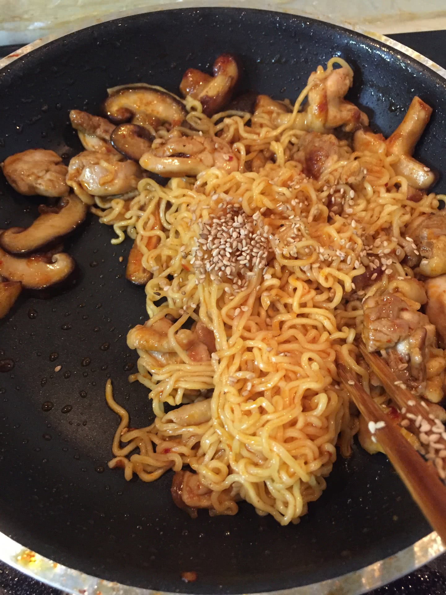 【泡面习】韩式铁板鸡炒泡面的做法
