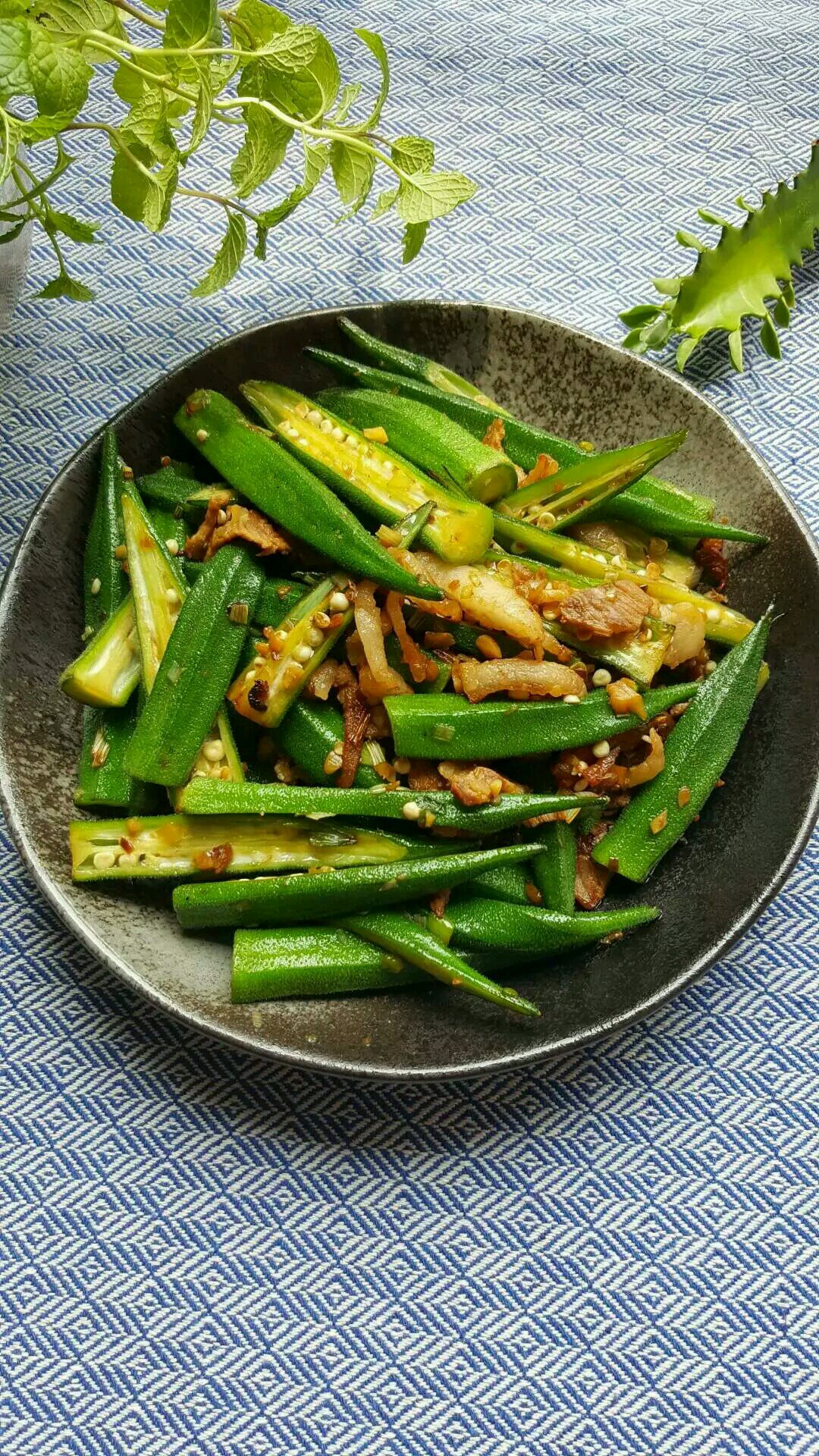 秋葵炒肉的英文单词怎么读—— 食材明细  秋葵8条  猪肉适量  盐适量