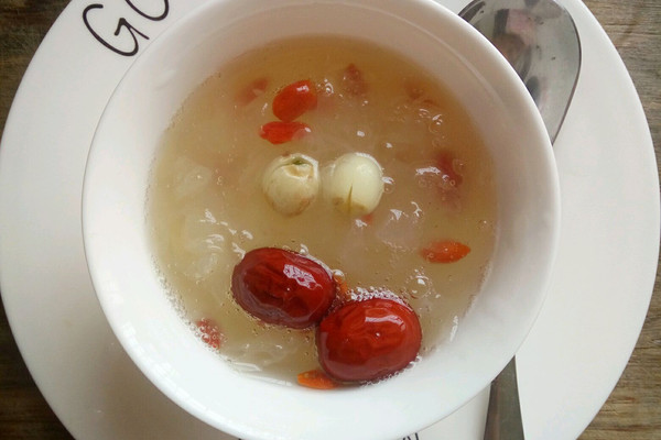 银耳西米莲子红枣汤的做法_【图解】银耳西米