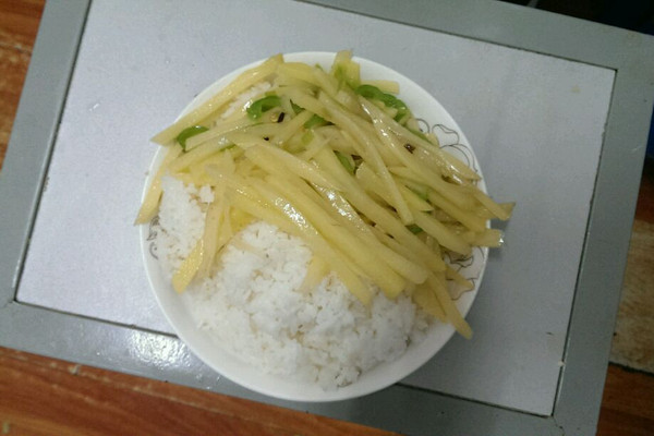 青椒土豆丝盖饭