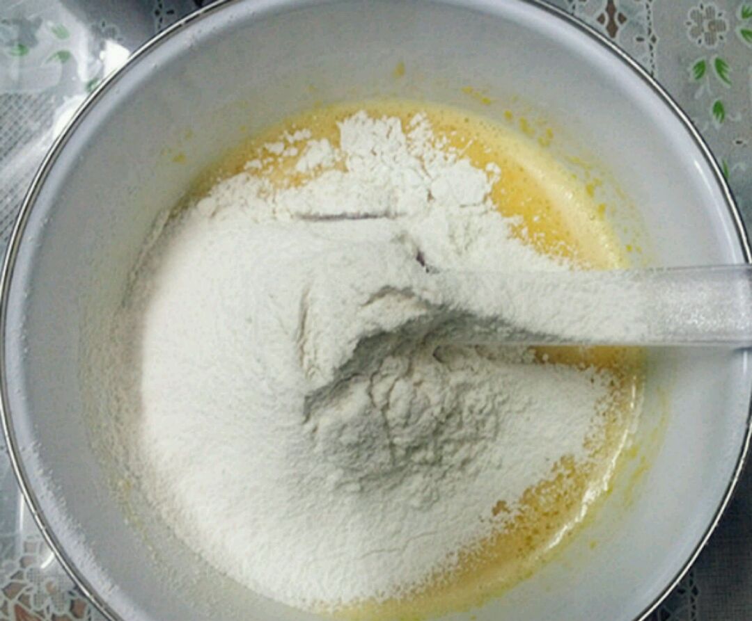 后分别加入50g食用油,50g牛奶,20g糖粉,搅拌均匀后再加入90g低筋面粉