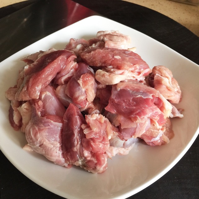羊肉切两厘米见方的大块