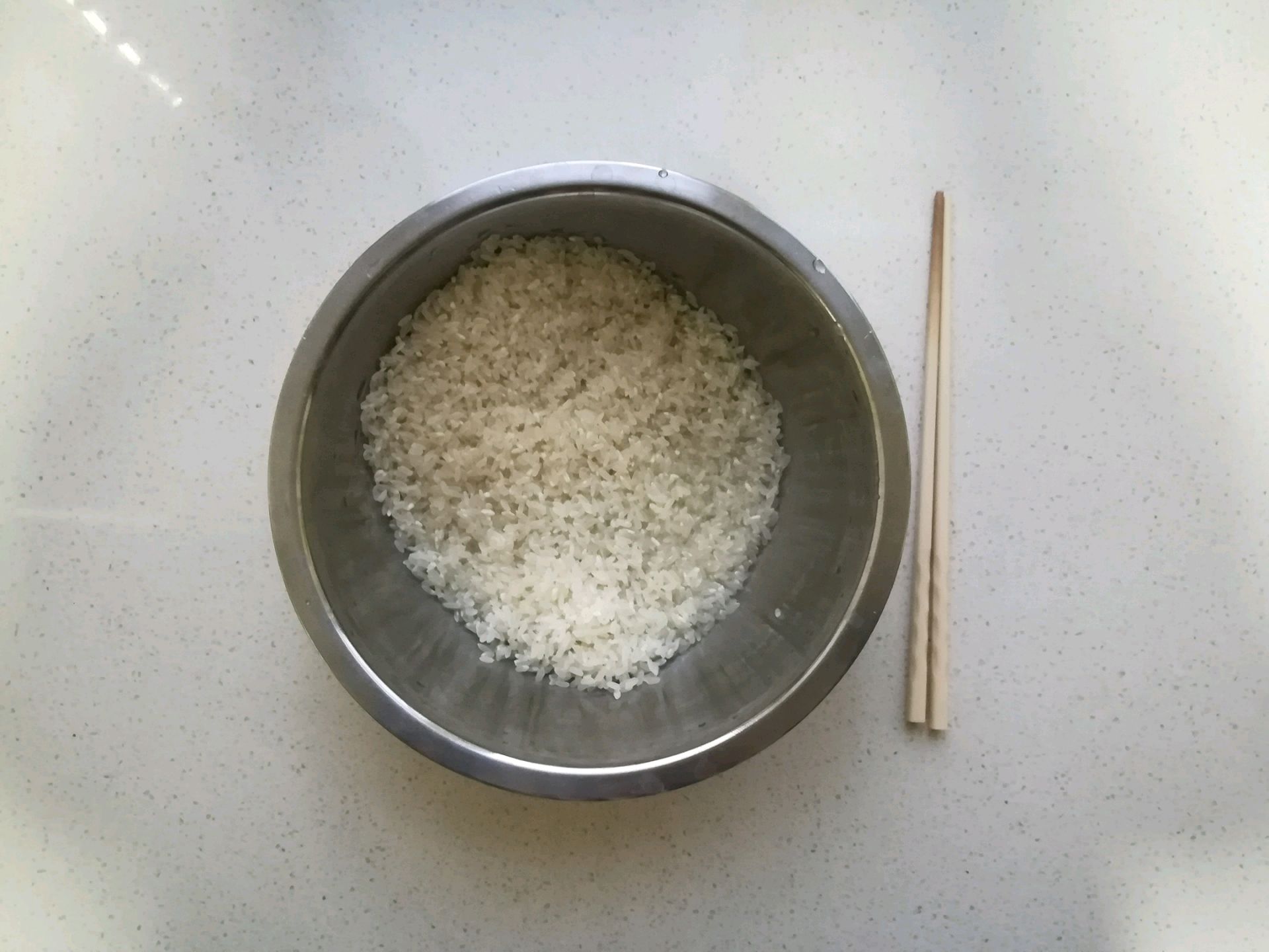 大米洒上了洗厕灵还能吃吗,就是买了大米和洁厕灵放在一起,回家发现洁厕灵洒大米上了