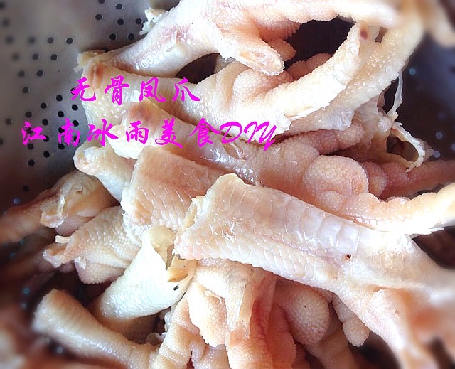 用手机看这个菜谱 扫一扫 边看边做更方便        鸡爪去骨后可加调料