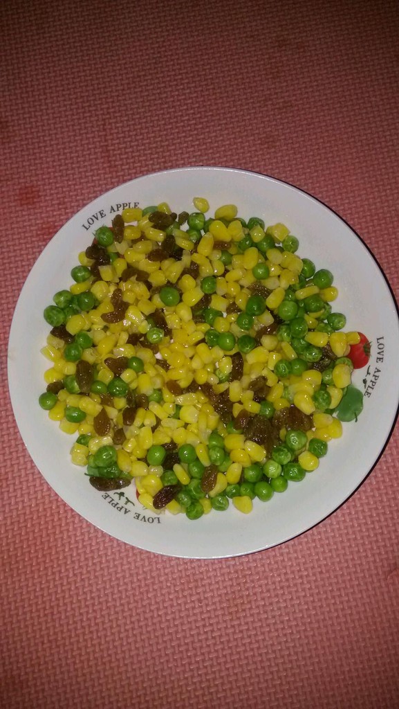 锅内少许油,倒入玉米,青豆,葡萄干,少许盐大火翻吵5分钟,就可起锅啦.