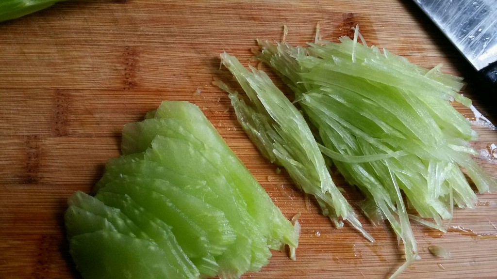 莴笋去皮 切丝