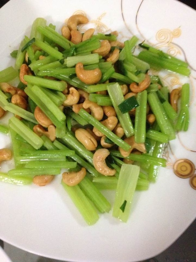 腰果炒芹菜