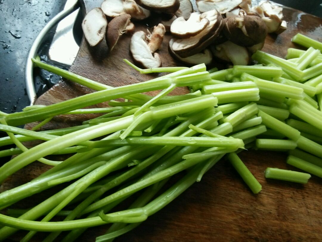 芹菜炒香菇的做法