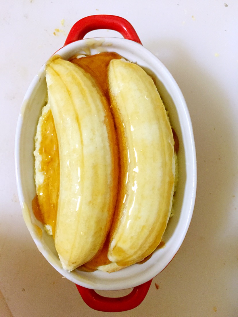 将蜂蜜淋在香蕉上,烤箱预热200度,烤25--30分钟