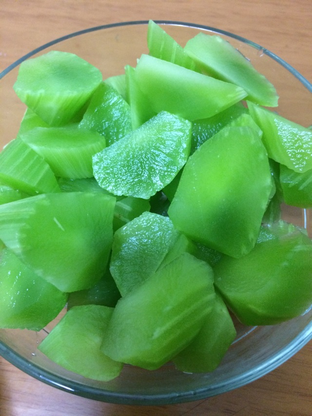 莴苣削皮,切滚,装碗