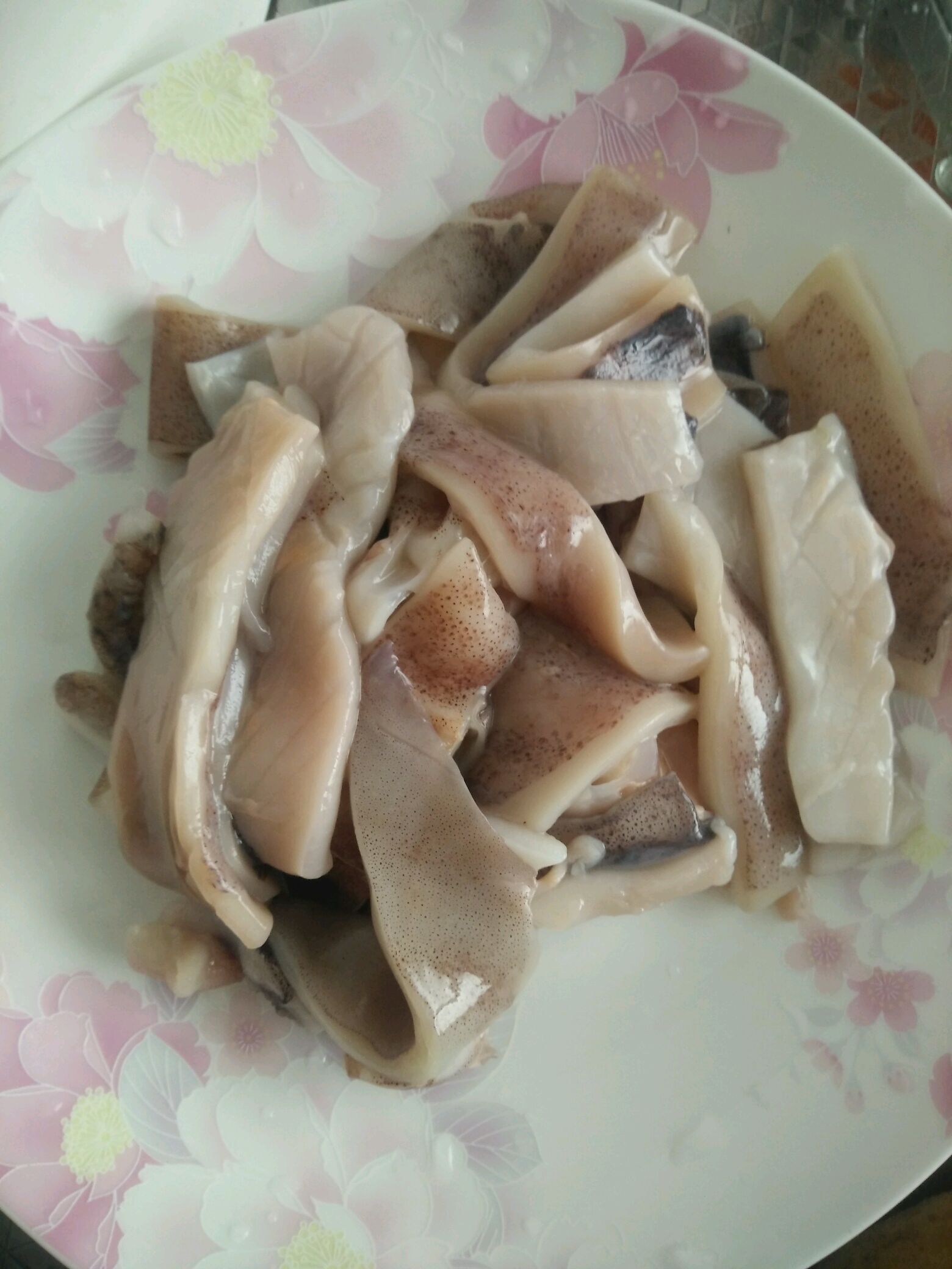 切之前先用刀在鱿鱼身划出十字花.