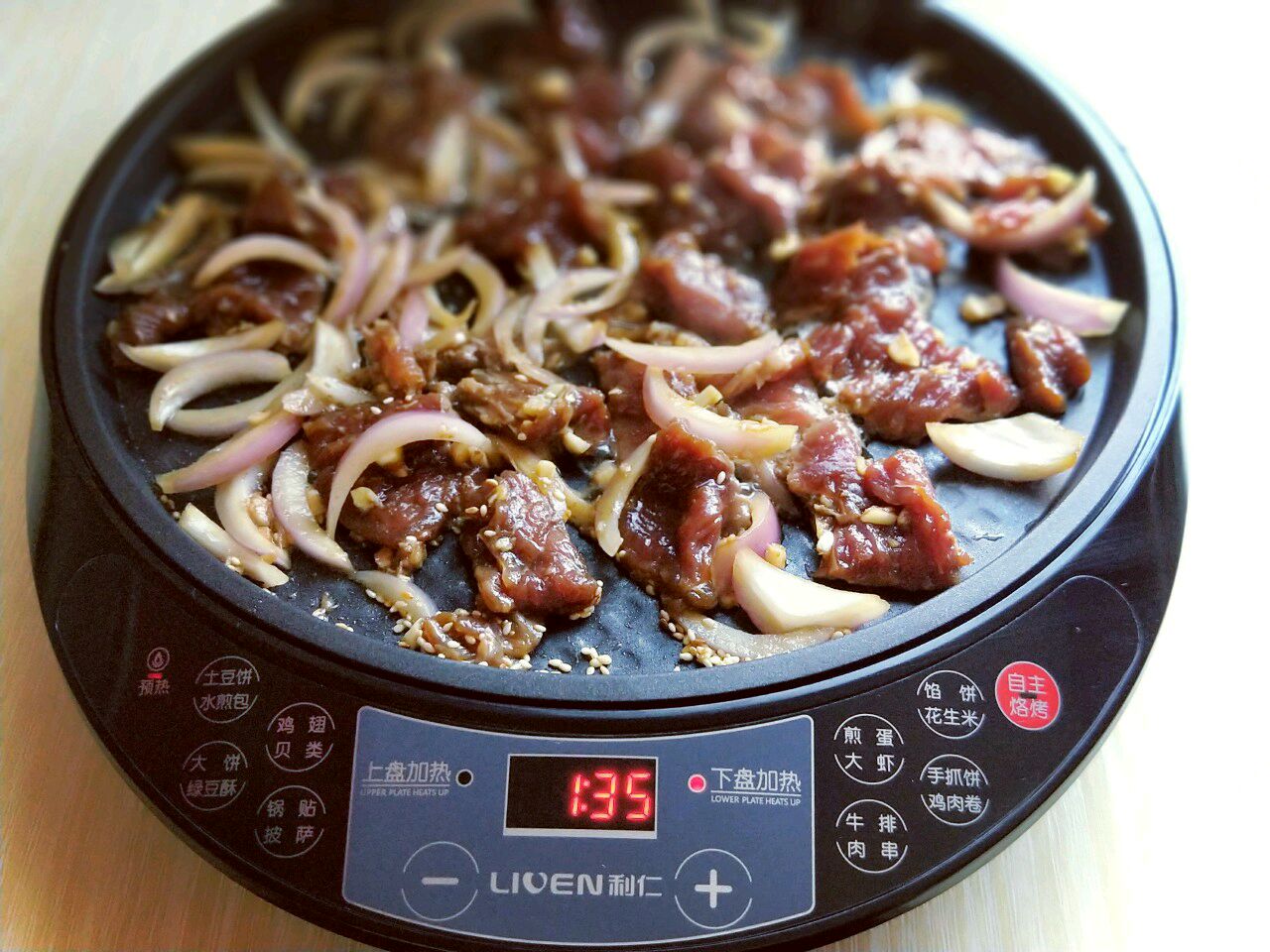 烧饼夹烤肉#利仁电饼铛,烙烤不翻锅