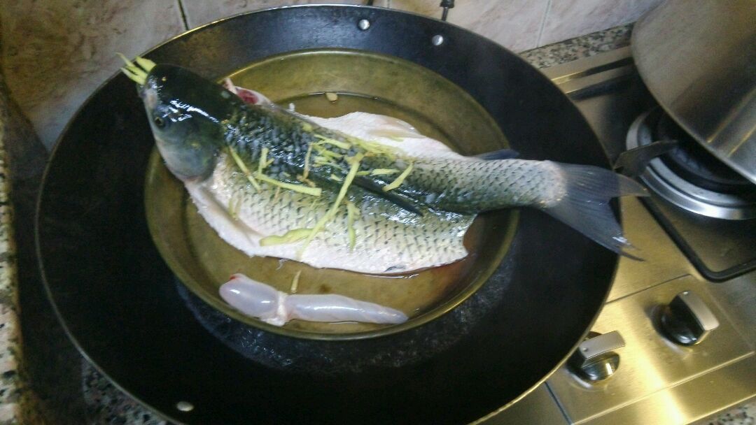 锅里放水烧开了再放鱼进锅,让鱼可以被水蒸汽马上包裏着.